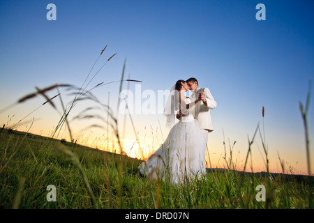 Hochzeit paar Dansing in Berghügel auf Sonnenuntergang Stockfoto