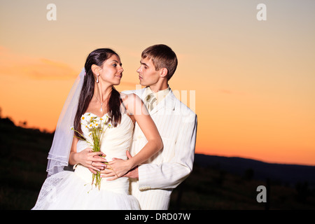 Hochzeit paar Dansing in Berghügel auf Sonnenuntergang Stockfoto
