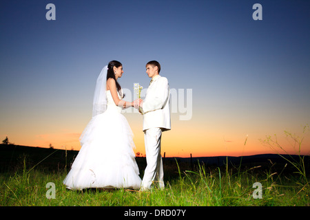 Hochzeit paar Dansing in Berghügel auf Sonnenuntergang Stockfoto
