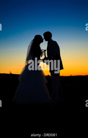 Hochzeit paar Dansing in Berghügel auf Sonnenuntergang Stockfoto