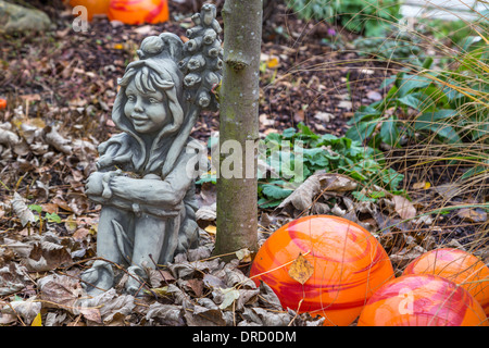 lustige Elfen im bunten Herbst Garten Stockfotografie Alamy