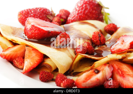 Pfannkuchen mit verschiedenen Erdbeeren mit Schokolade Sirup auf weiß Stockfoto