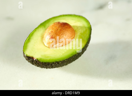 Avocado in zwei Hälften geschnitten Stockfoto