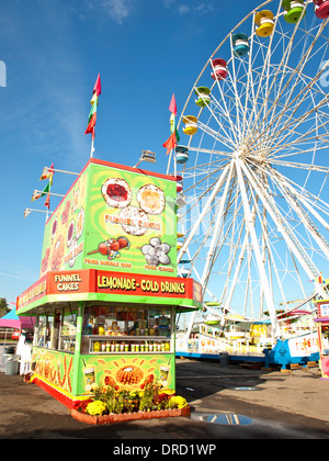 Trichter und Snack stehen auf einer Messe Stockfoto