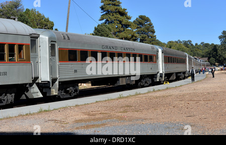 Trainer der Grand Canyon Railway warten an der Haltestelle Canyon zu trainieren. Stockfoto