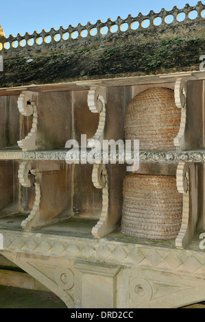 Cotswold Stone Biene Zuflucht in der Kirche Hof in Hartpury, Gloucestershire. Stockfoto