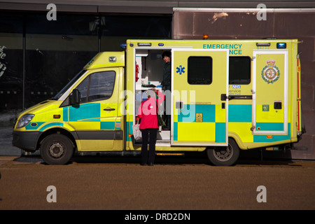 Notarztwagen NHS Ambulanzdienst parkte in Portsmouth, Hampshire Großbritannien im Januar Stockfoto