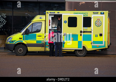 Notarztwagen NHS Ambulanzdienst parkte in Portsmouth, Hampshire Großbritannien im Januar Stockfoto