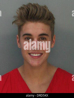 Miami, Kalifornien, USA. 23. Januar 2014. Popstar JUSTIN BIEBER wurde von Miami Police Department wegen Verdachts der Trunkenheit am Steuer verhaftet. Das Miami Police Department veröffentlicht ein Fahndungsfoto von einem lächelnden Bieber zusammen mit einem drei Seite Verhaftung Bericht am Donnerstagmorgen. © Miami-Dade Corrections/ZUMAPRESS.com/Alamy Live-Nachrichten Stockfoto