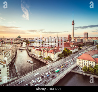 Berlin, Deutschland von oben der Spree gesehen.