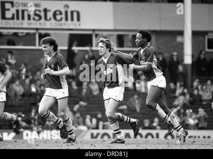 Ziel mit Mark Walters Fußball-Action ASTON VILLA V IPSWICH TOWN feiert Gordon Cowans 02.02.1985 Stockfoto