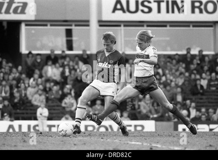 Fußballer Trevor Putney und Steve McMahon Fußball-Action ASTON VILLA V IPSWICH TOWN 02.02.1985 Stockfoto