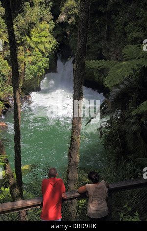 Paar auf der Suche im Okere fällt Scenic Reserve Kaituna River in der Nähe von Rotaroa, Nordinsel, Neuseeland Stockfoto