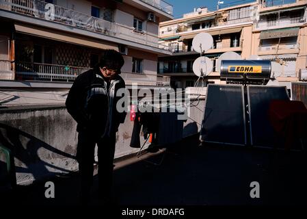 15. Dezember 2013 - Griechenland - Iskandar, ein syrischer Flüchtling auf der Terrasse des Gebäudes fotografiert. Aufgrund seiner geographischen Lage hat Griechenland die Rolle des Empfangs der Einwanderer aus Asien um die lange Reise nach Europa fortzusetzen. Einige von ihnen kommen in Griechenland mit dem Ziel, Arbeit finden und in die Gesellschaft zu integrieren, ohne dass man das Ausmaß der Krise vorstellen, die Griechenland in den letzten drei Jahren ausgesetzt hat. Das Ergebnis dieser Situation für sie, ist in einem Land ohne Arbeit oder einen Platz zum Leben, und ohne Hilfe durch den griechischen Staat gefangen zu sein. Seit einigen Jahren die Stockfoto