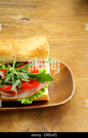 Baguette-Sandwich mit Rucola, Schinken und Tomaten Stockfoto