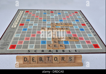 Ein Scrabble-Brett reflektiert die schlechte wirtschaftliche situation Stockfoto