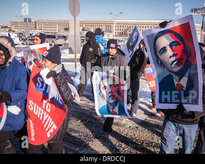 Washington DC, USA. 22. Januar 2014.  Niedriglohn-Mitarbeiter für Regierung Fremdfirmen ging weg vom Job Jan. 22, um höhere Löhne. Dieser Streik folgt im letzten Jahr viele Streiks im Regierungsgebäude. Bildnachweis: Ann wenig/Alamy Live-Nachrichten Stockfoto