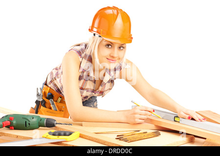 Junge weibliche Tischler arbeiten und Blick in die Kamera Stockfoto