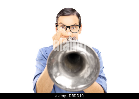 Junge männliche Musiker in eine Trompete bläst Stockfoto