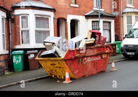 Bauherren Skip außen terrassenförmig Gehäuse, UK. Stockfoto