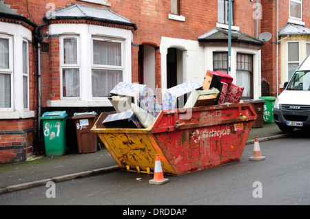 Bauherren Skip außen terrassenförmig Gehäuse, UK. Stockfoto