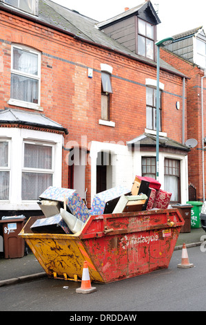 Bauherren Skip außen terrassenförmig Gehäuse, UK. Stockfoto