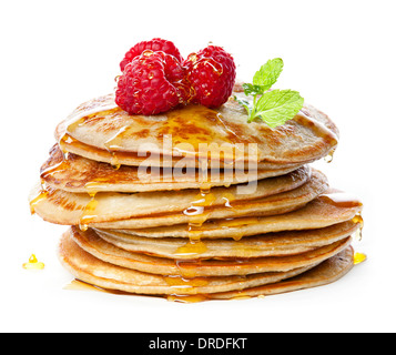 Kleine Pfannkuchen mit Honig, Himbeeren und Minze auf weißem Hintergrund gekrönt Stockfoto