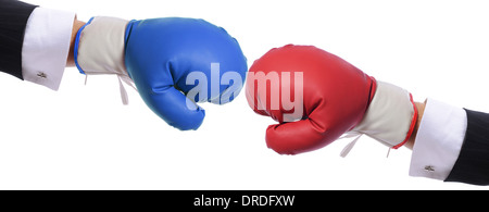 Boxhandschuhe rot v blau auf weißem Hintergrund Stockfoto