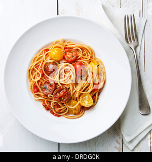 Spaghetti mit Tomatensauce auf weißem Holz Hintergrund Stockfoto