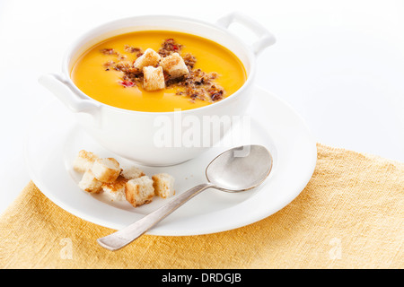 Kürbissuppe mit Croutons auf weißem Hintergrund Stockfoto