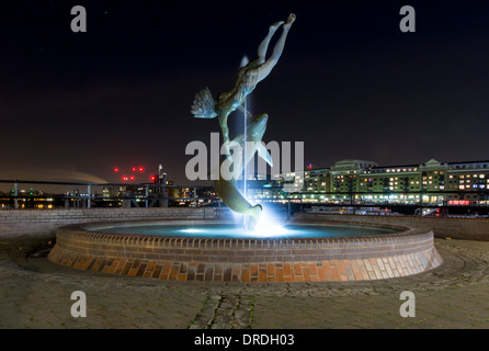 Mädchen und Dolphin Statue in der Nähe von Tower Bridge, London Stockfoto