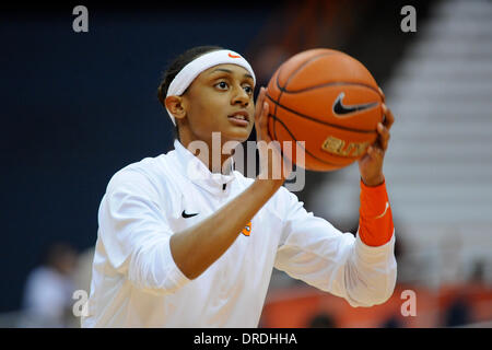 Syracuse, New York, USA. 23. Januar 2014. 23. Januar 2014: Syracuse Orange Garde Brittney Sykes (20) führt einen Torwurf vor Beginn der eine NCAA Women Basketball Spiel zwischen die Dame Clemson Tigers und die Syracuse Orange an den Carrier Dome in Syracuse, New York. Rich Barnes/CSM/Alamy Live-Nachrichten Stockfoto