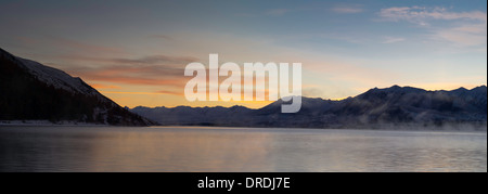Sonnenaufgang über Lake Tekapo, Neuseeland, mit dem zwei-Daumen-Bereich im Hintergrund. Stockfoto