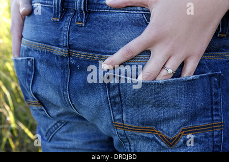 Paar feiert neue Engagement der Liebe, Frauenhand bei Männern Gesäßtaschen. Tragen einen Getränkekonzentrat-Diamant-ring Stockfoto