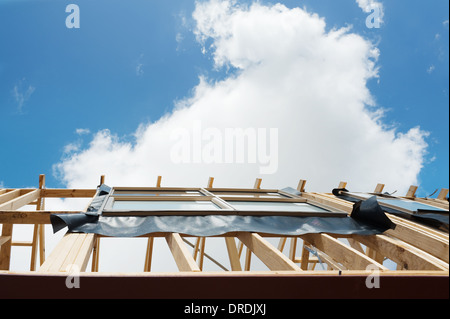 Fragment einer neuen Wohnungsbau nach Hause Rahmung vor blauem Himmel. Stockfoto
