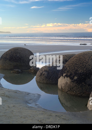 Blick nach Norden über den berühmten Moeraki Boulders (Kaihinaki), Moeraki Beach, Neuseeland. Stockfoto