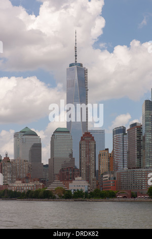 Der Freedom Tower (One World Trade Center) steigt in Battery Park City und den Hudson River in New York City. Stockfoto