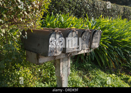Eine Reihe von älteren verrosteten Postfächer in Santa Barbara County, Kalifornien Stockfoto