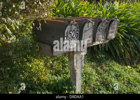 Eine Reihe von älteren verrosteten Postfächer in Santa Barbara County, Kalifornien Stockfoto