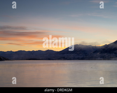 Sonnenaufgang über Lake Tekapo, Neuseeland, mit dem zwei-Daumen-Bereich im Hintergrund. Stockfoto