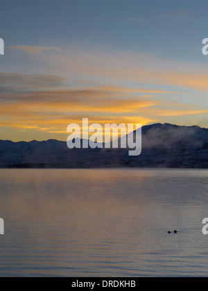 Sonnenaufgang über Lake Tekapo, Neuseeland, mit dem zwei-Daumen-Bereich im Hintergrund. Stockfoto