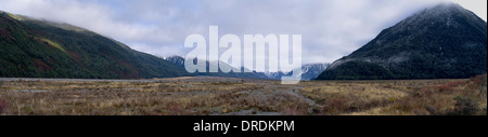 Panoramablick über den Waimakariri Tal und überhängenden Wolken; Neuseeland; Juni 2013 Stockfoto