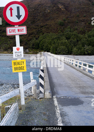 Einer der New Zealand die viele einspurige Brücken, diesein den Waimakariri River, in der Nähe von Arthurs Pass. Stockfoto