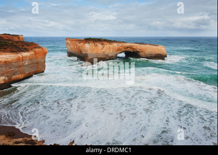 Berühmten Felsen London Bridge im Regen, Great Ocean Road, Australien Stockfoto