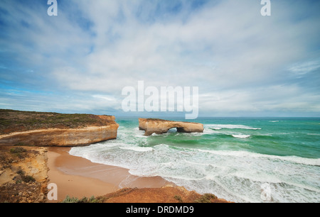 Berühmten Felsen London Bridge im Regen, Great Ocean Road, Australien Stockfoto