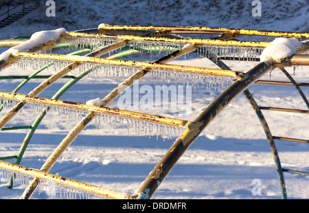 Eiszapfen auf Spielgeräten nach einem Eissturm. Stockfoto