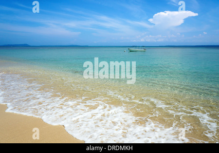 Tropischer Strand mit türkisfarbenem Wasser und ein Boot in der Karibik allein Zapatillas Inseln, Panama Stockfoto