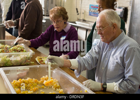 Detroit, Michigan - Freiwilligen dienen eine Mahlzeit, die Obdachlosen und einkommensschwachen Personen Stockfoto