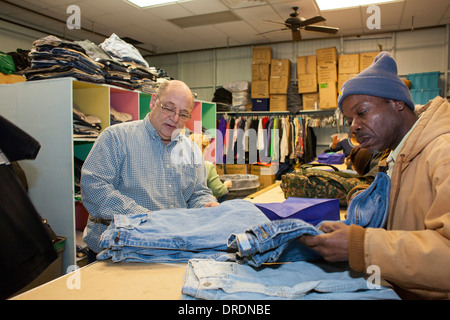 Detroit, Michigan - freiwillige Hilfe von Obdachlose und einkommensschwache Personen kostenlos ausgewählte gebrauchte Kleidung Stockfoto