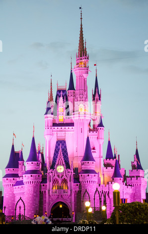 Das Magic Kingdom Castle im Walt Disney World, Orlando, Florida in den frühen Abendstunden beleuchtet. Stockfoto